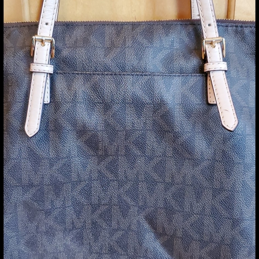 Michael Kors Jet Set Signature Tote - Picture 7 of 16
